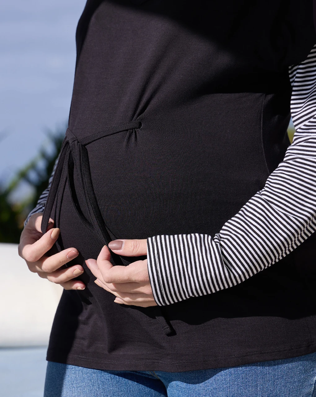 Prenatal T-shirt Allattamento Nera Con Fantasia Righe 4 Prenatal T-shirt Allattamento Nera Con Fantasia Righe - immagine 4